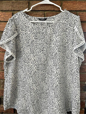 Fashion Animal Print Short Sleeve Blouse in White & Black Size XL Like New